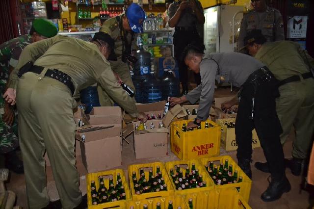 Satpol PP Amankan Ratusan Botol Miras