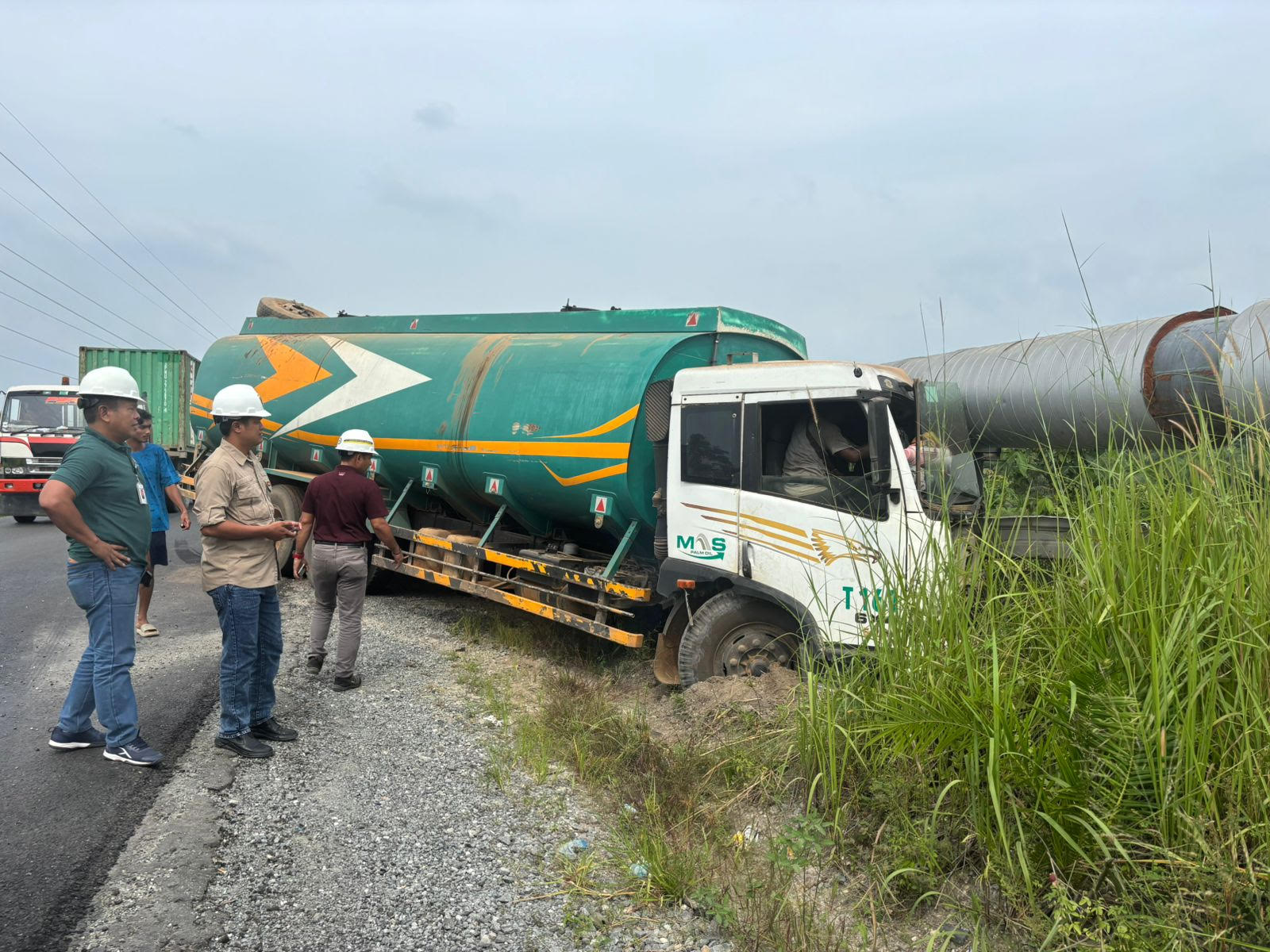 Truk CPO Tabrak Pipap Minyak di Siak