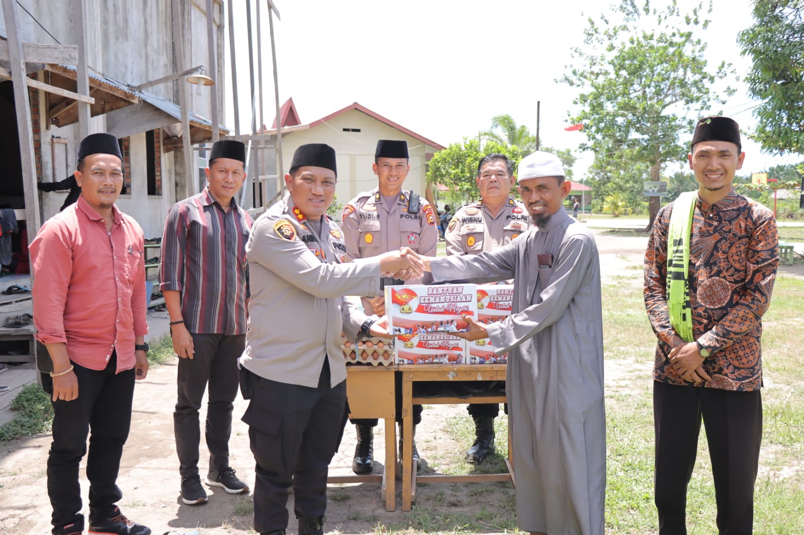 Kapolres Meranti Berikan Bansos Bapokting di Ponpes Darul Fikri