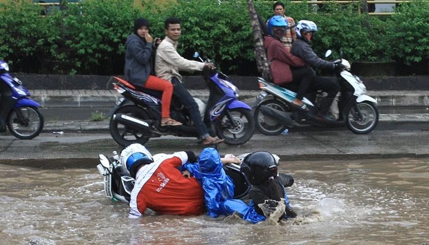 Musim Hujan Jangan Coba-coba Berkendara Motor dengan Ban Botak