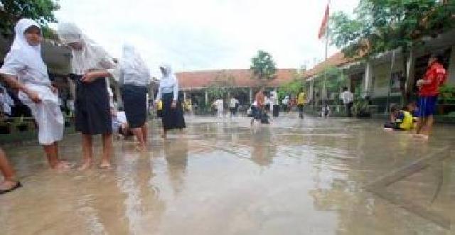 Jika Hujan, SMPN 33 Tergenang Banjir