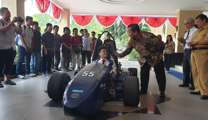 Akhmad Muqowam Lepas Tim UNS ke Lomba Student Formula Japan 2019