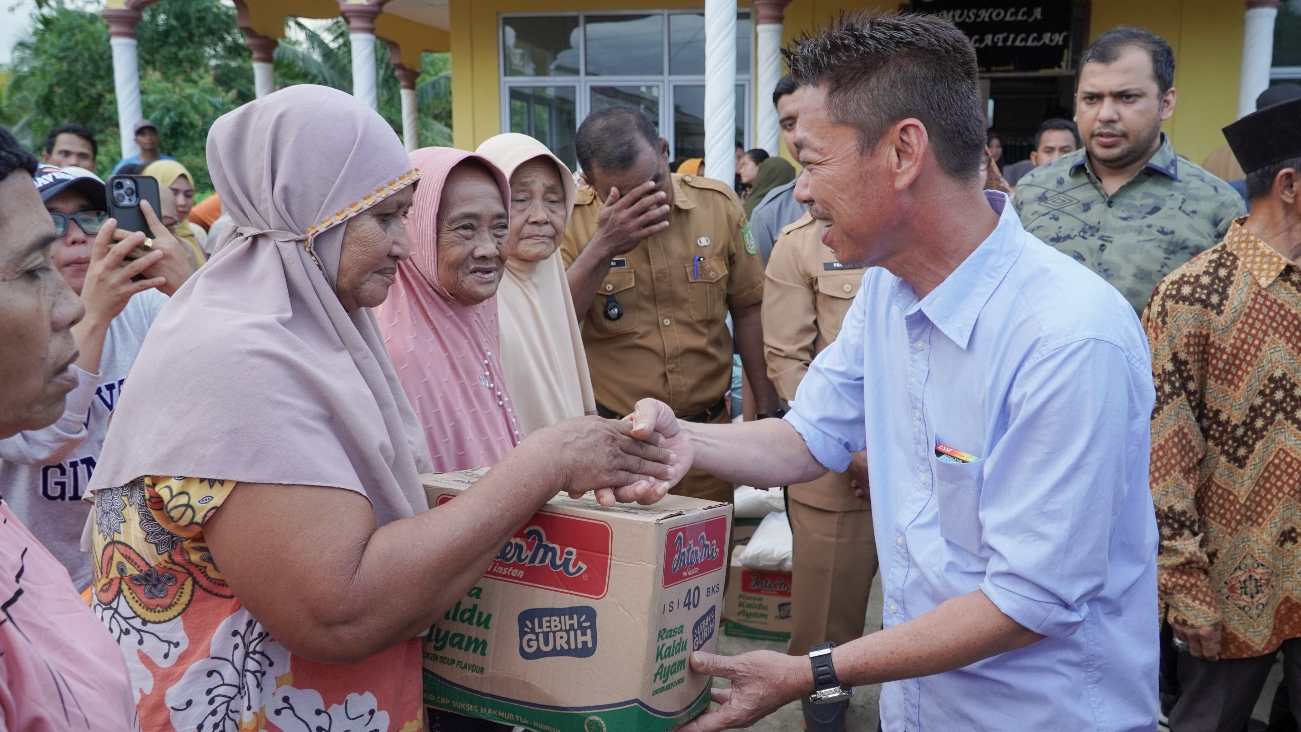 Bupati Rohil Afrizal Sintong Kembali Salurkan 200 Paket Sembako