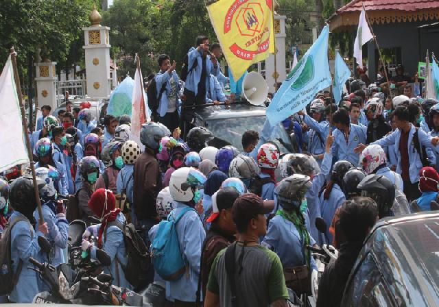 Ratusan Mahasiswa UR Serbu Kantor Gubri