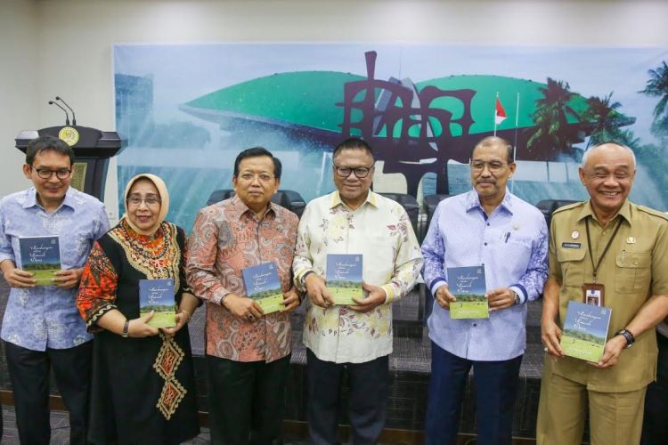 Akhmad Muqowam Kritik Pelaksanaan UU Desa dengan Buku