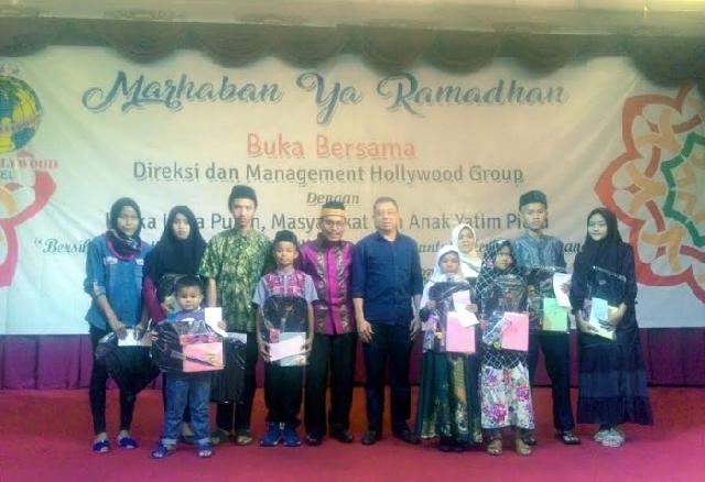 Buka Puasa Bersama Hollywood Group, Puluhan Anak Yatim Terima Santunan