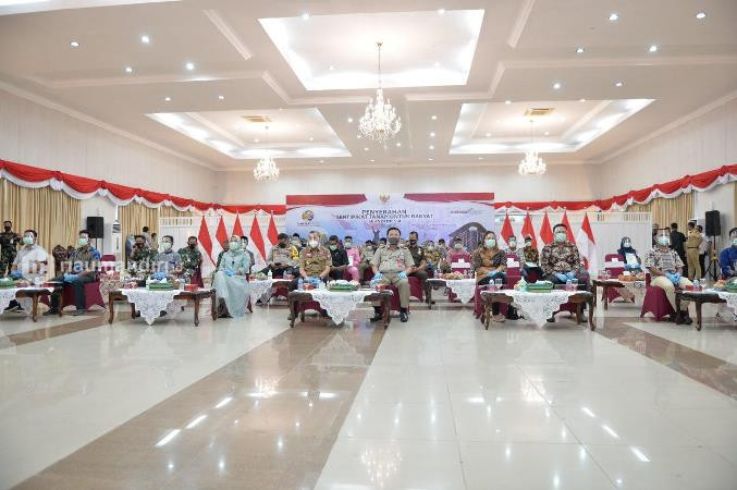 Serahkan Sertifikat Tanah, Jokowi: Saya Sudah Rasakan Sulitnya Urus Surat Tanah