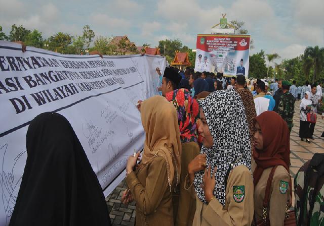 Bubuhkan Tanda Tangan di Atas Kain 20 Meter