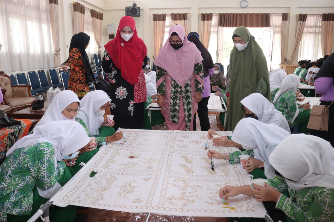 SMP Al Azhar 37 Pekanbaru Belajar Membatik di Dekranasda Siak
