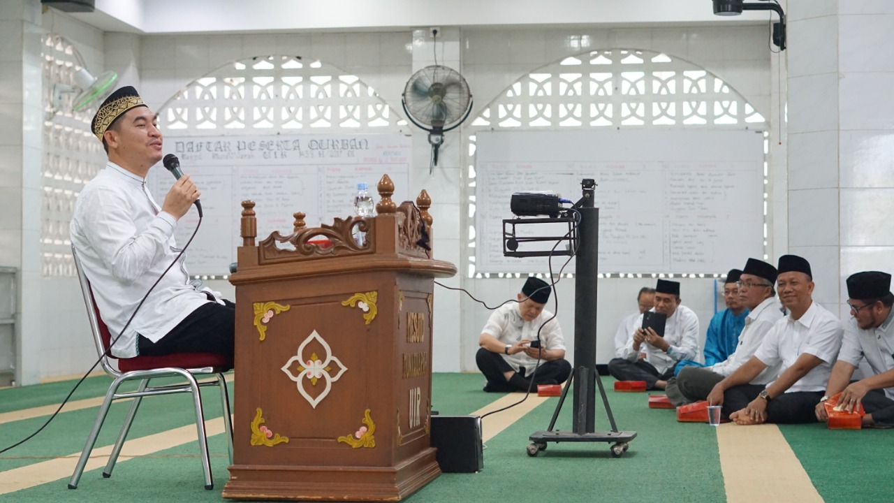 Ustaz Mas’ud Tahidin Kupas Soal Motivasi Kerja di Masjid Al Munawwarah UIR