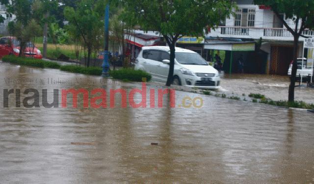 Banjir di Jalan T Tambusai, PU Klaim Akibat Sampah Masyarakat