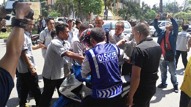 Pemko Pekanbaru Harus Serius Tindaklanjuti Persoalan Taksi Online