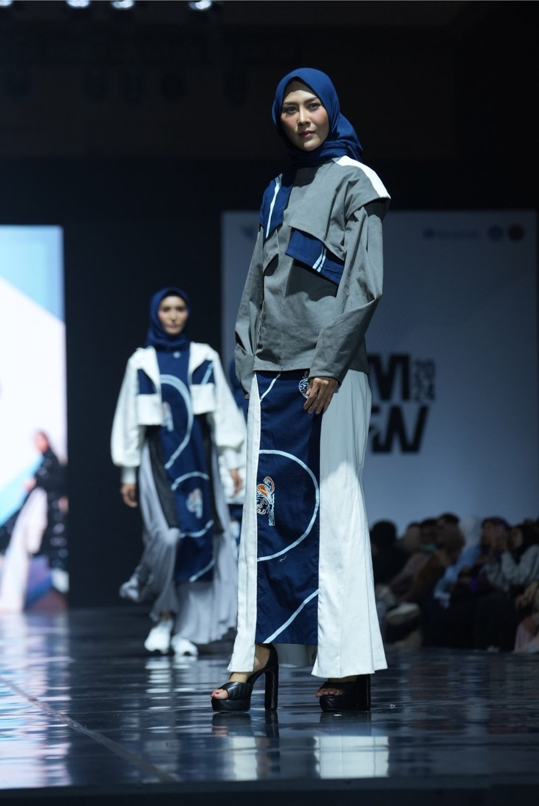 Kolaborasi Modest Fashion dari Serat Rayon APR dengan Wastra Riau Dipertunjukkan di JMFW 2024