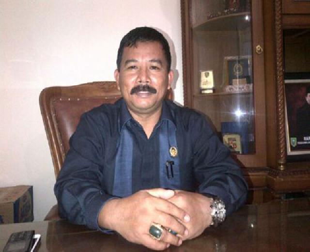 Wakil Ketua DPRD Bagikan Masker