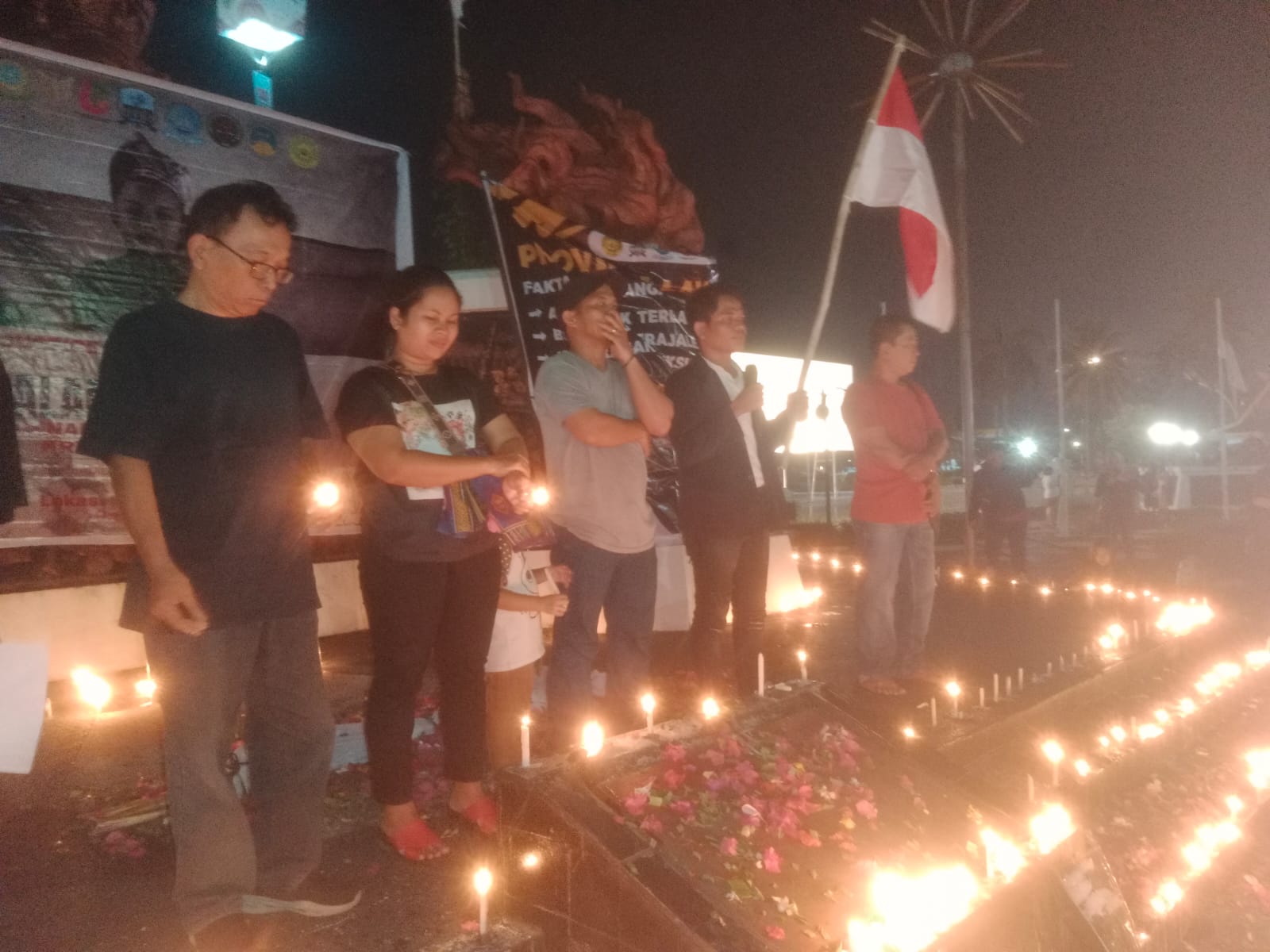 Hidupkan Lilin Kenang Kematian Anak Diduga Korban Bullying di Inhu