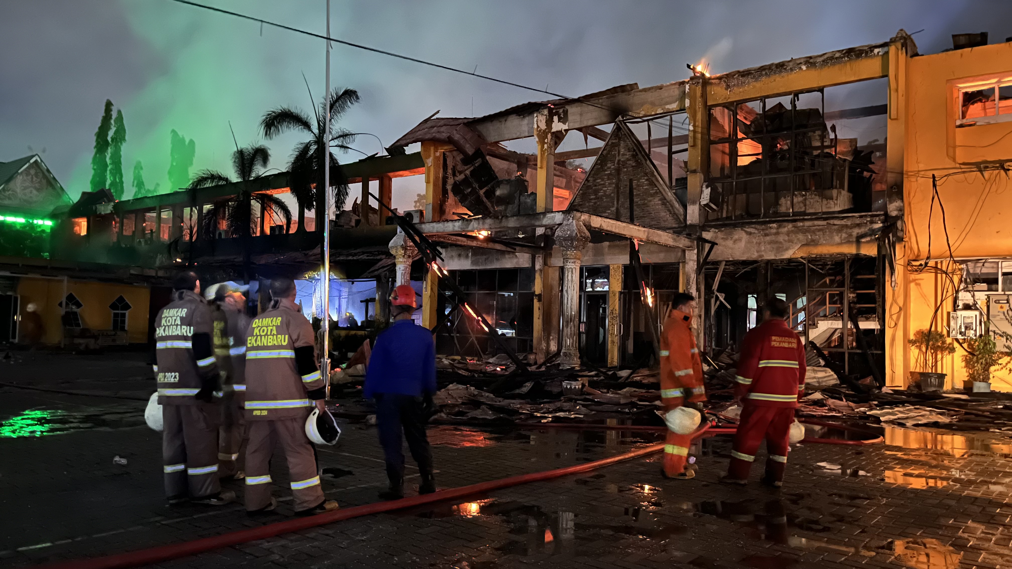 9 Mobil Damkar Berjibaku di Kantor Disnakertrans Riau Terbakar: Hanya Sisakan 16 Ruangan