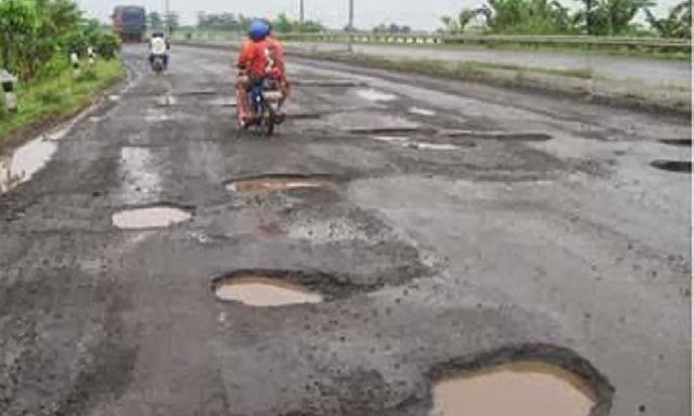 Jalan Poros Sungai Manasib-Teluk Bano Rusak Berat