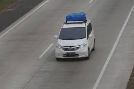 Tak Hanya Berbahaya, Taruh Barang di Atap Mobil Bikin BBM Boros