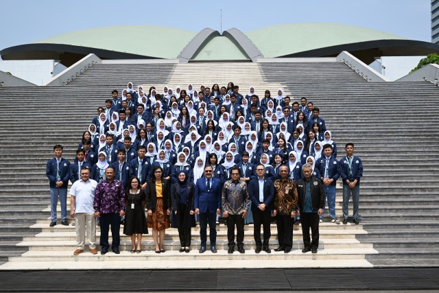 Bagaikan Anggota DPR, Peserta Parlemen Remaja Ikuti Persidangan