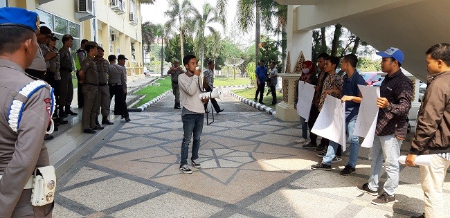 Unjuk Rasa di DPRD Pelalawan, Massa Pertanyakan Kontribusi PT MGI