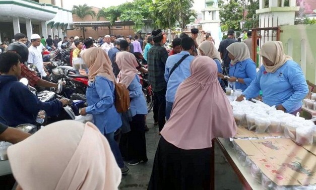 Emak-Emak Relawan Prabowo-Sandi di Riau Bagikan Ratusan Bubur di Pekanbaru