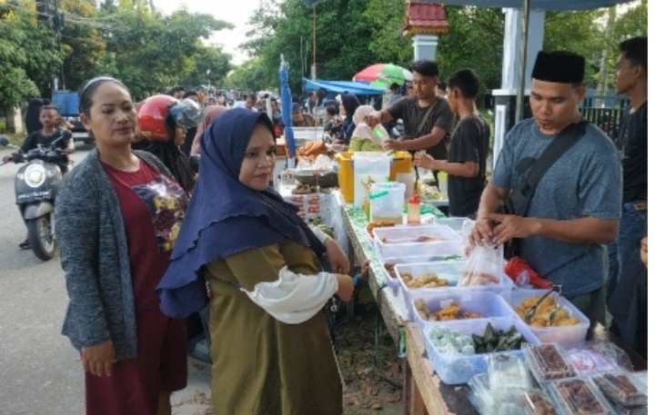 Bupati Rohil Ajak ASN Belanja di Pasar Ramadhan