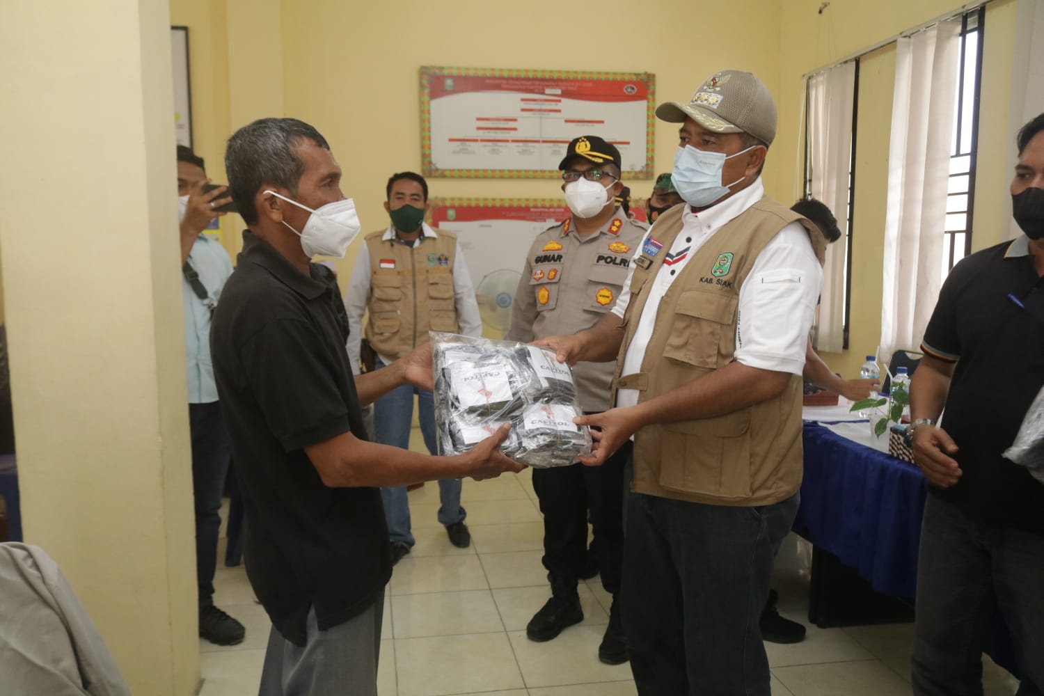 Sosialisasi PPKM di Kandis, Bupati dan Kapolres Siak Bagikan Masker