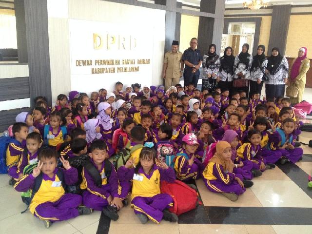 110 Siswa SD Kunjungi Kantor DPRD