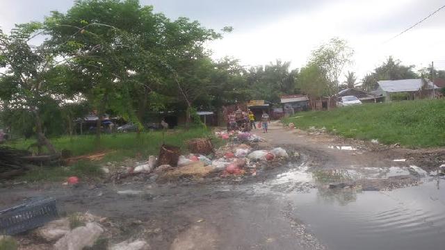 Bau Sampah di Pasar Baru Pangkalan Kerinci Dikeluhkan Warga