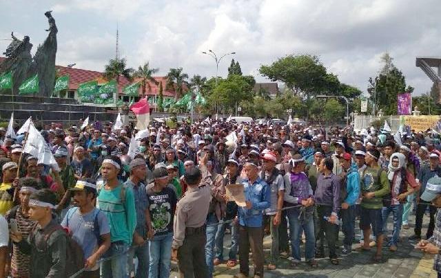 Pengunjuk Rasa Ancam Menginap di Kantor Gubernur Riau