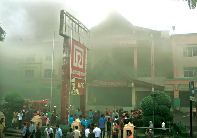 Ramayana Menghitam Tertutup Asap