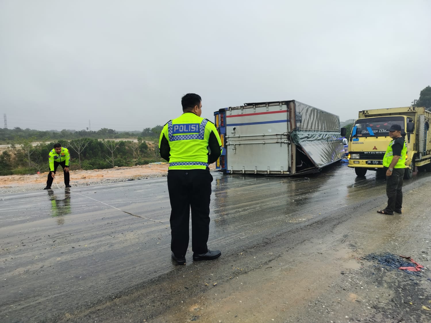 Tronton Tabrak Bus di Jalan Yos Sudarso, Empat Korban Luka-luka