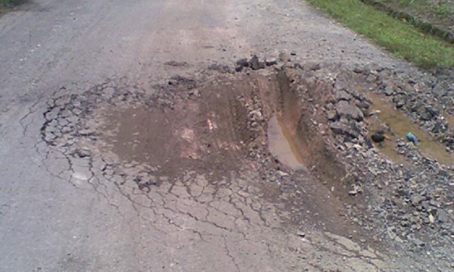 Sejumlah Ruas Jalan di Kecamatan Kubu Rusak Parah