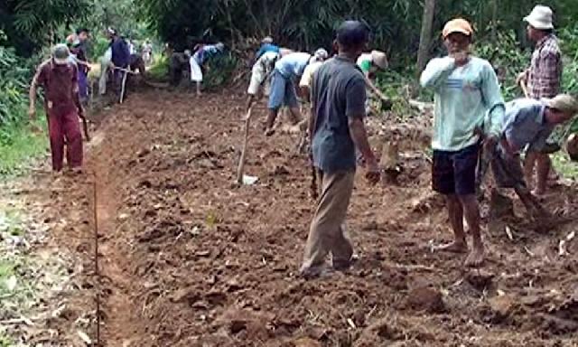 Gotong Royong Perbaiki Badan Jalan