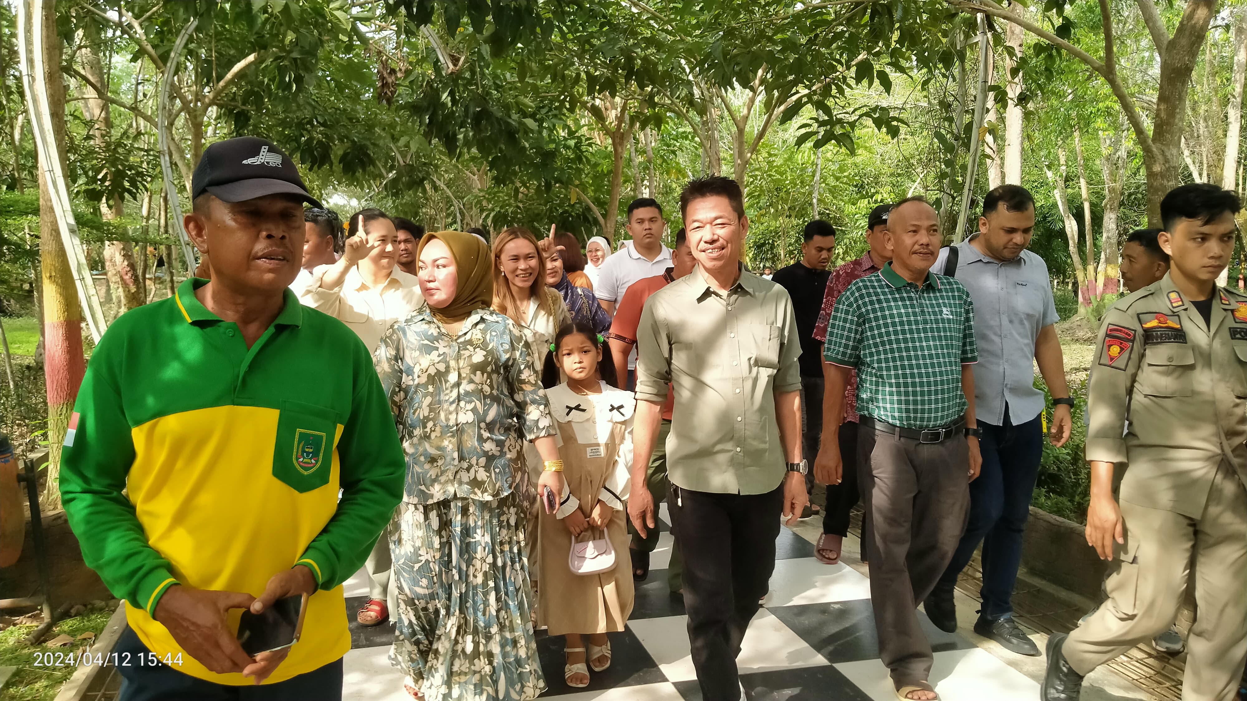 Lebaran Idulfitri 1445 H, Bupati Afrizal Sintong Ajak Keluarga Berlibur di Hutan Kota Bagansiapiapi