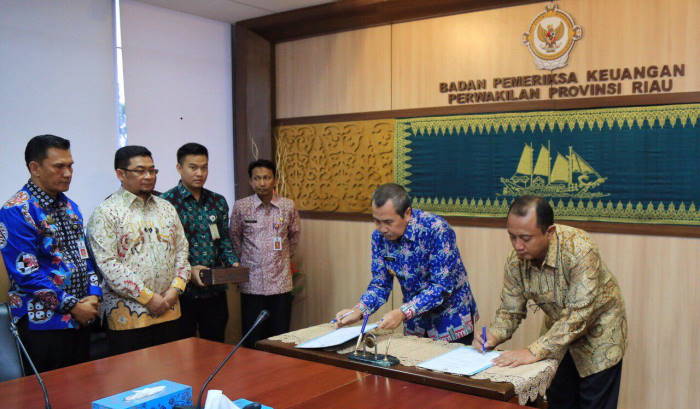 Gubri Serahkan LKPD Riau 2019 ke BPK, Ini Pesan Syamsuar ke Seluruh OPD