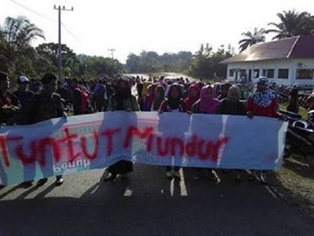 Rektor Feliatra Diminta Mundur