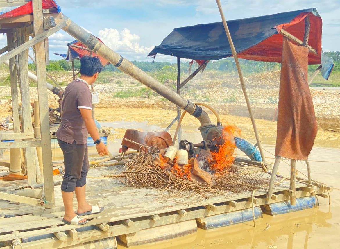 Beroperasi di Hutan Ulayat Koto Rajo, Tiga Rakit Dompeng Dibakar