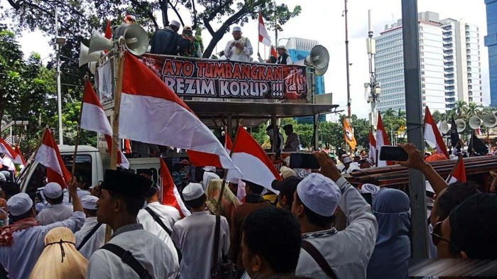 Massa Aksi 212 Bawa Spanduk 'Tumbangkan Rezim Korup' dan 'FPI Garda NKRI'