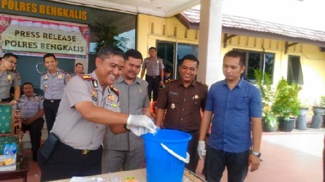 Polres Bengkalis Musnahkan 300 Gram Sabu
