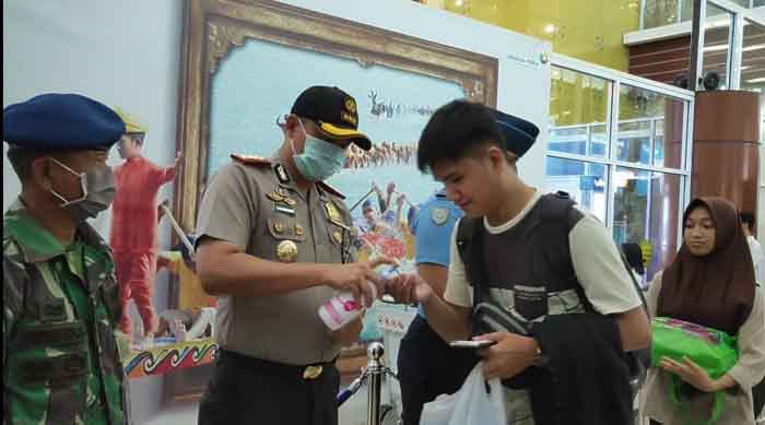 Cegah Corona, Polresta Pekanbaru Berikan Cairan Hand Sanitizer di Bandara SSK II