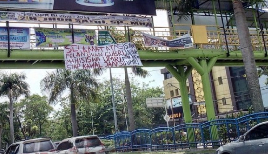 Muncul Spanduk Peringatan Bagi Syamsuar-Edy Natar dari Mahasiswa di Pekanbaru