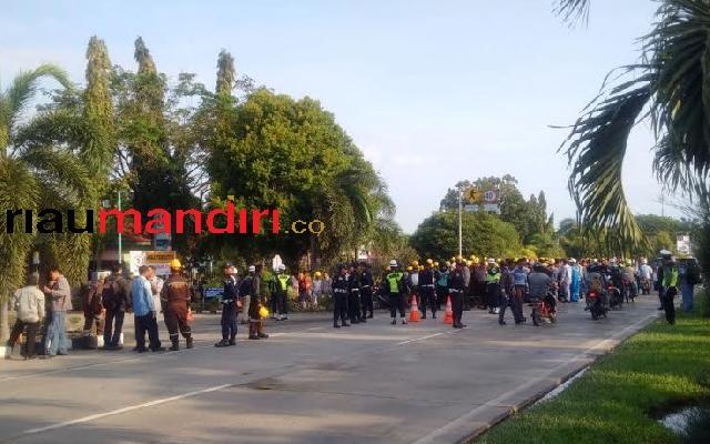 Ratusan Buruh Berunjuk Rasa di Depan Kantor Pertamina RU II