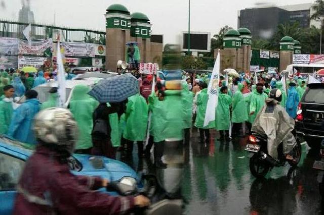 Diguyur Hujan, Demonstran Tetap Orasi Tuntut Penonaktifan Ahok