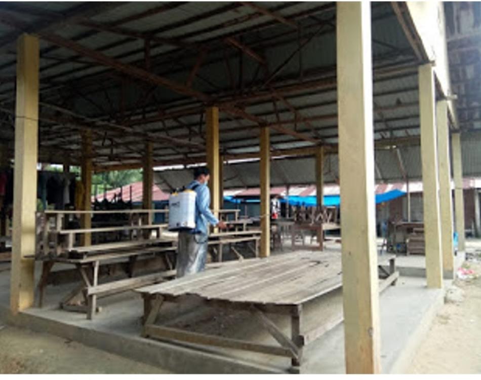 Mahasiswa Kukerta Unri Semprotkan Disinfektan di Pasar dan Masjid Desa Genduang Pelalawan