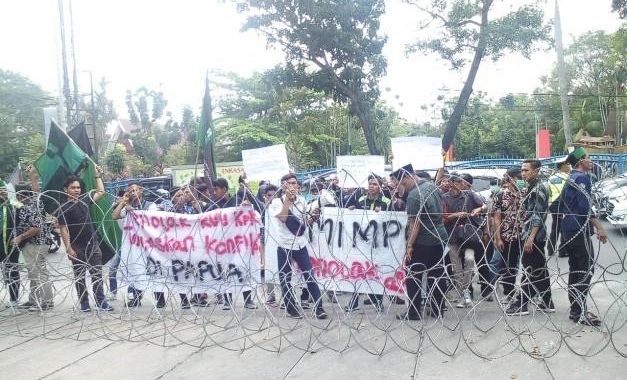 Demo di DPRD Riau Dihalangi dengan Kawat Duri, Mahasiswa: Suruh Majikan Kalian Buka Ini