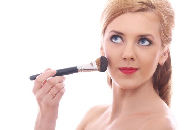 Inilah 4 Alasan Pria Menyukai Wanita Dengan Make Up Natural