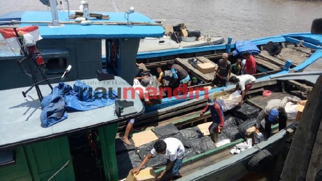 Polisi Sita 300 Dus Rokok Ilegal di Perairan Selatpanjang