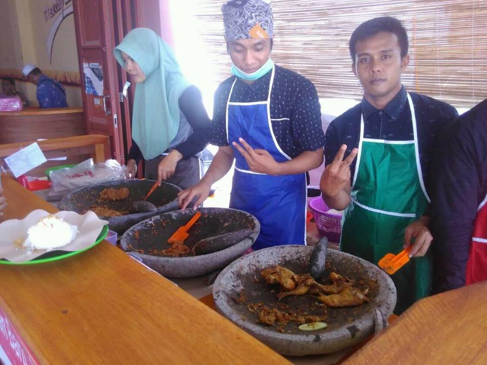 Ayam Gepuk PAJOK Khas Minang Hadir di Pekanbaru, Rasakan Pedasnya!