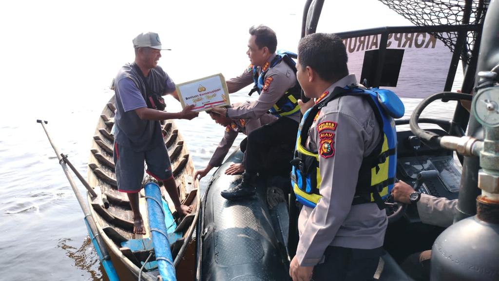 Nelayan Kecil Selat Panjang Terima Bansos Sembako dari Kepolisian 